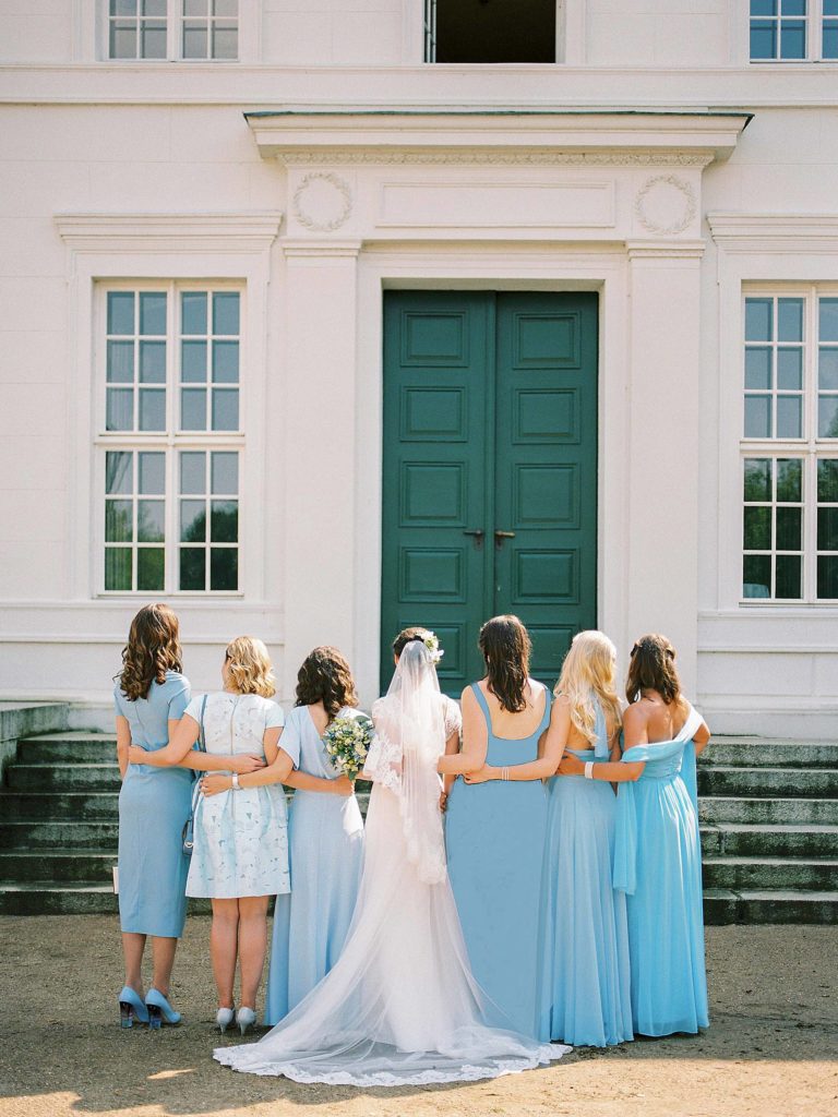 Bride and bridesmaids in light blue dresses at Schloss Neuhardenberg