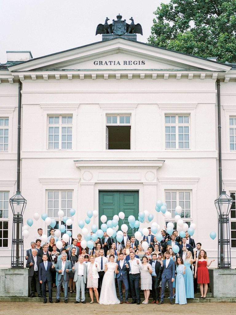 Group picture with balloons of Schloss Neuhardenberg