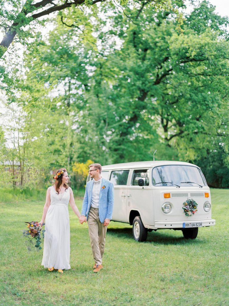 Spring wedding bride and groom photo session with VW bus in Westerhof Hamburg